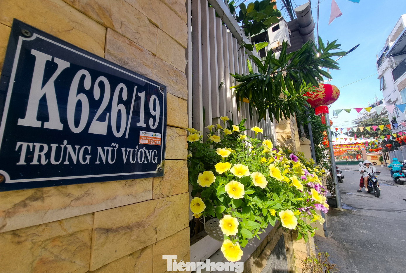 Nhà nhà treo thêm những giỏ hoa trước cửa khiến con đường đẹp mắt, dễ thương hơn.