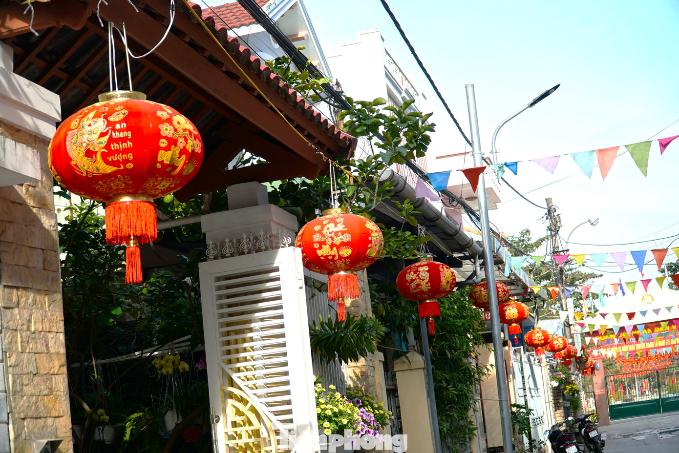 Không chỉ trang trí, người dân còn nhắc nhở nhau dọn dẹp vệ sinh, giữ cảnh quan, đỗ xe gọn gàng để tuyến đường vừa đẹp, vừa văn minh.