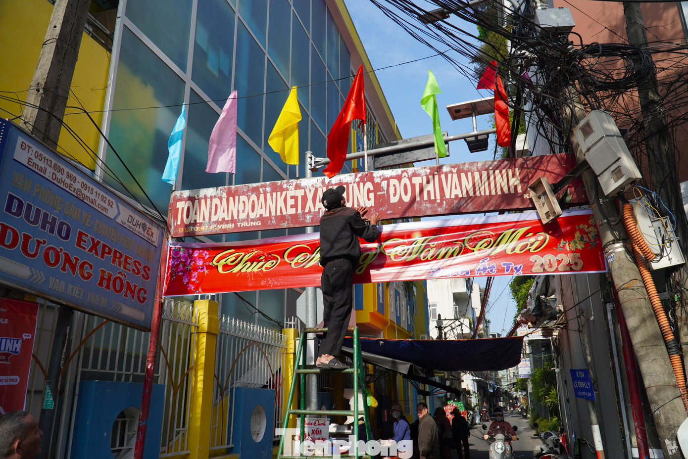 Một hẻm nhỏ trên đường Lê Đình Lý căng băng-rôn &quot;Chúc mừng năm mới&quot; đầu hẻm.