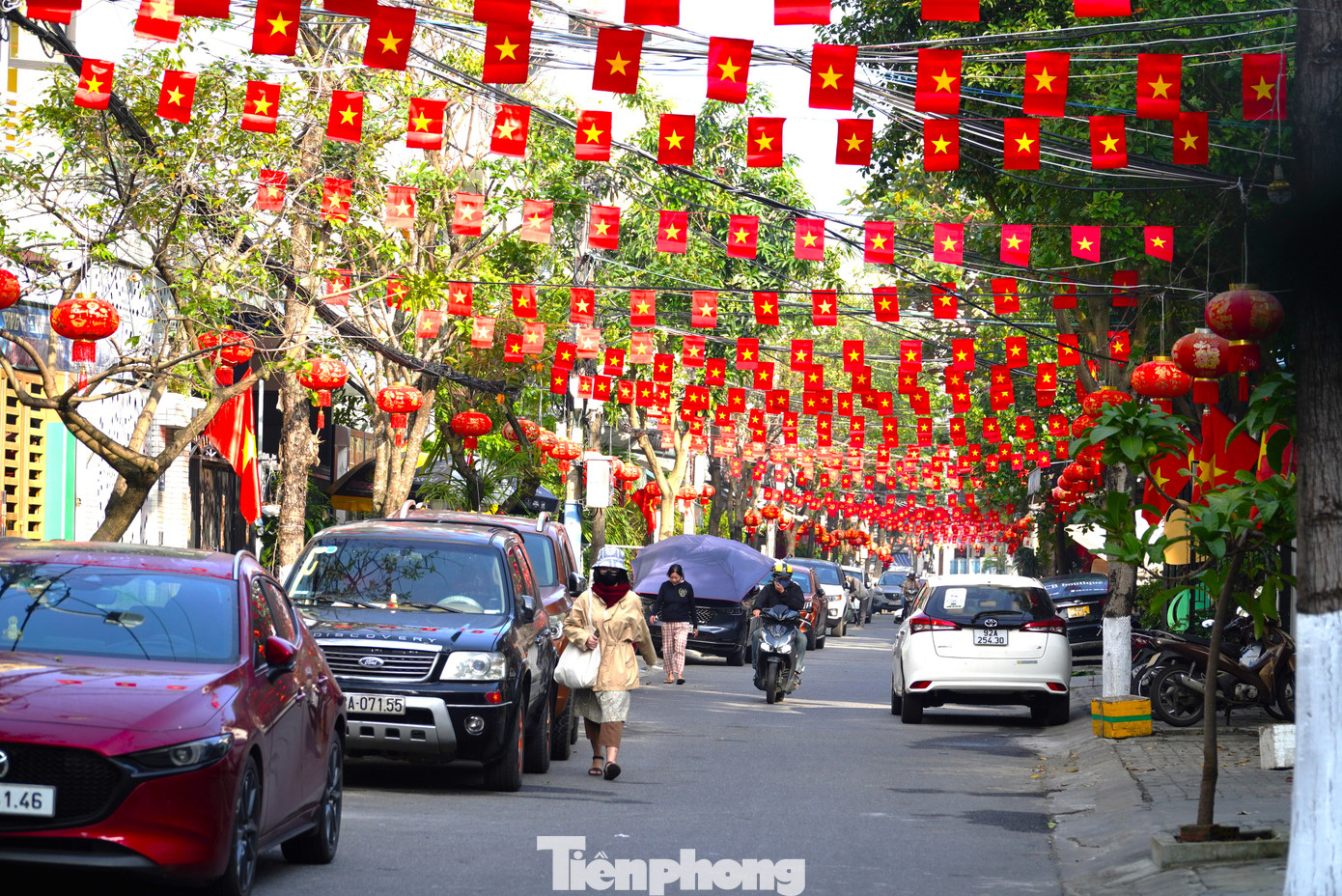 Các hộ dân hai bên đường Giang Văn Minh (quận Hải Châu) góp tiền để trang trí cờ và lồng đèn. Từ mồng 9 tháng Chạp, tuyến đường này đã khoác áo mới. Ảnh: Thanh Hiền.
