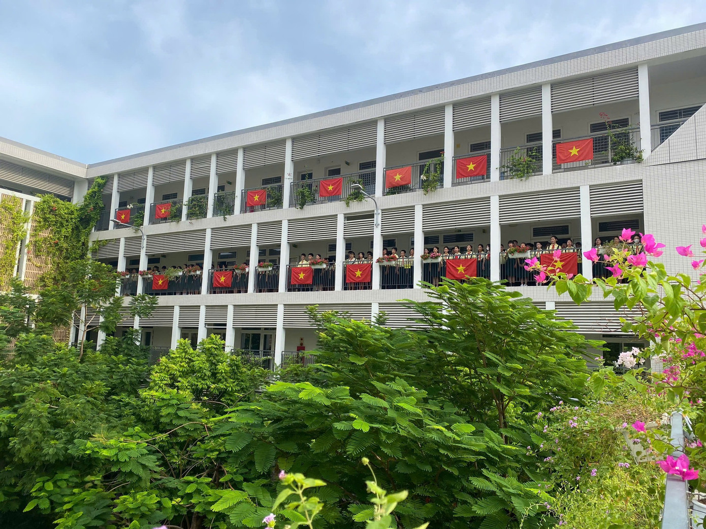 Trường THCS Trưng Vương ngát xanh. Ảnh: T.V.