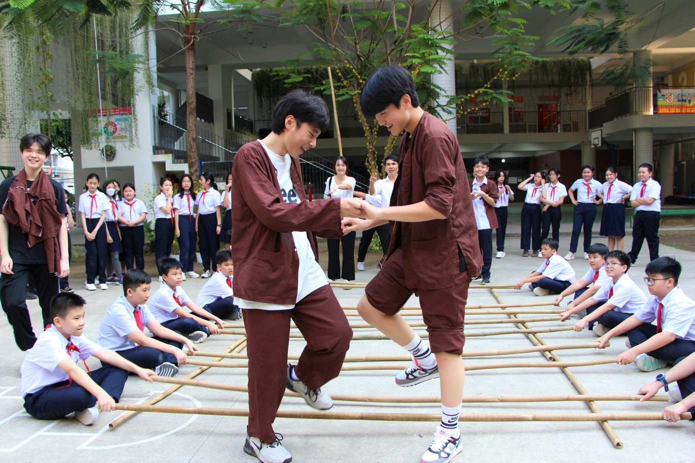 Những ngôi trường có cơ sở vật chất hiện đại, đẹp đẽ không chỉ tạo điều kiện tốt cho học sinh học tập mà còn tăng thêm hứng thú cho các em đến trường, yêu ngôi trường của mình hơn. Đây cũng là nơi để các em vui chơi, thư giãn. Ảnh: T.V.