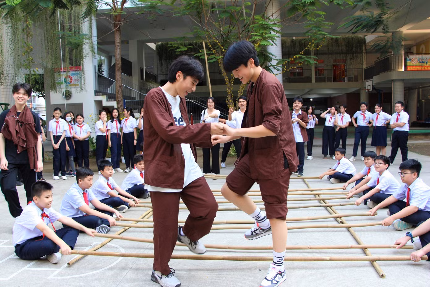 Những ngôi trường có cơ sở vật chất hiện đại, đẹp đẽ không chỉ tạo điều kiện tốt cho học sinh học tập mà còn tăng thêm hứng thú cho các em đến trường, yêu ngôi trường của mình hơn. Đây cũng là nơi để các em vui chơi, thư giãn. Ảnh: T.V.