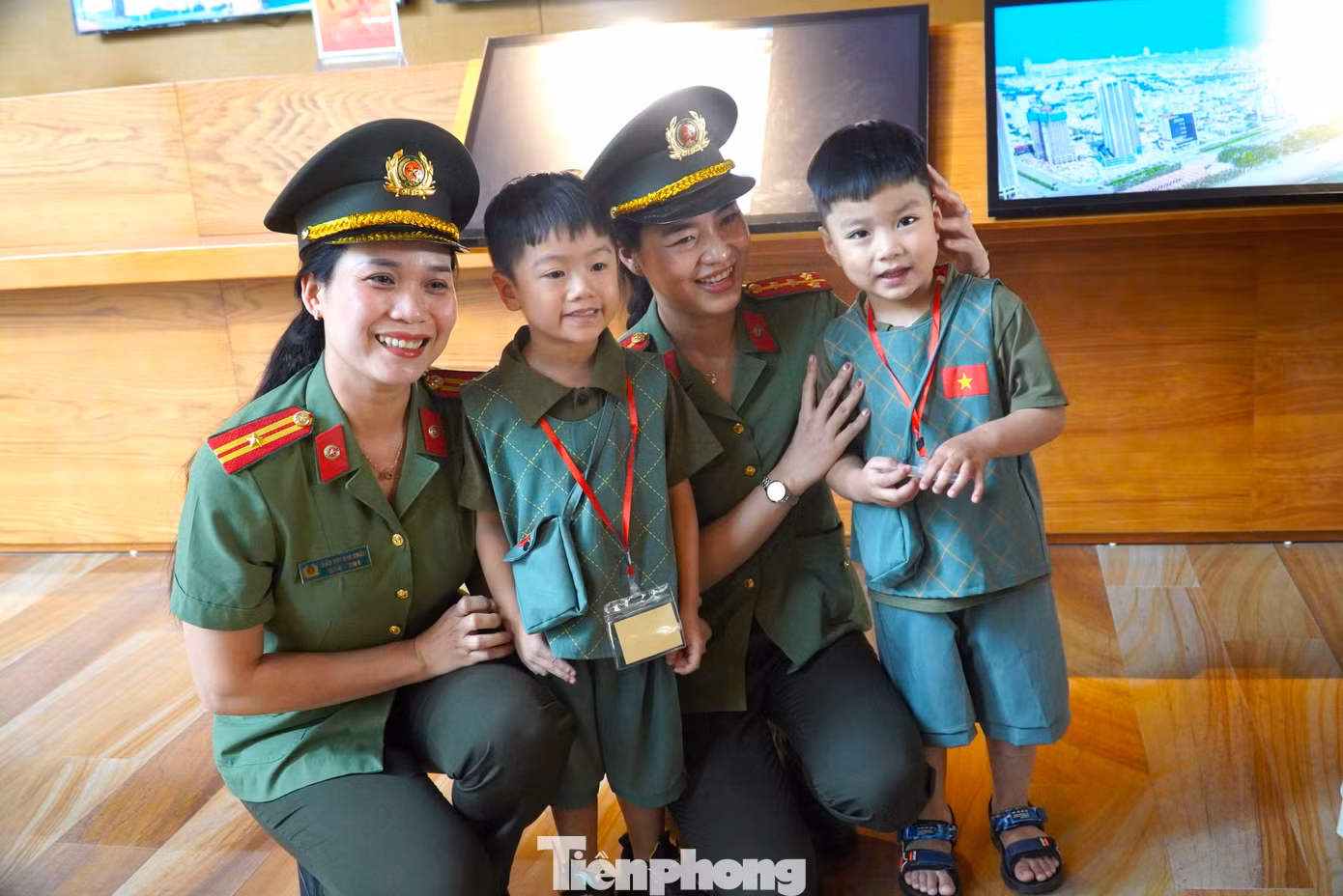 Không chỉ thầy trò từ các trường, những ngày tháng 4 lịch sử này, lực lượng quân đội, công an... cũng đổ về bảo tàng nườm nượp.