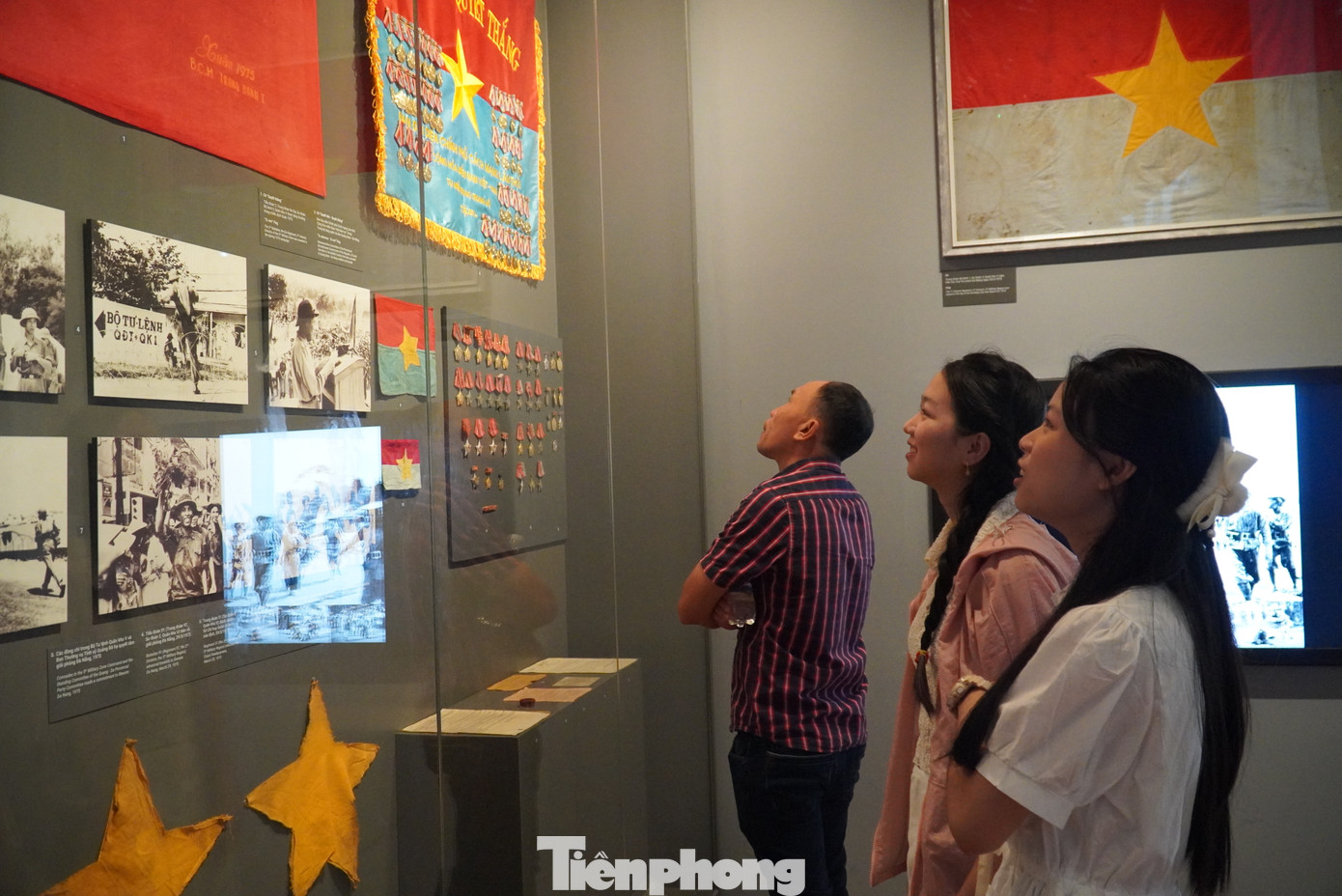Các bạn trẻ xem và tìm hiểu kỹ những hiện vật, tư liệu lịch sử trưng bày trong bảo tàng. Các bạn trẻ xem và tìm hiểu kỹ những hiện vật, tư liệu lịch sử trưng bày trong bảo tàng.