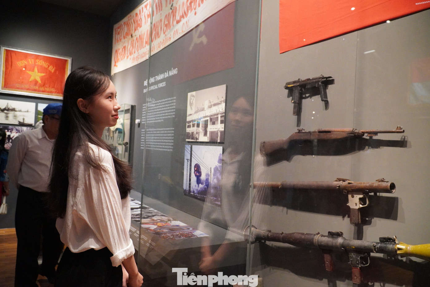 "Trong không khí cả nước rạo rực kỷ niệm ngày giải phóng miền Nam, thống nhất đất nước, em đến bảo tàng để ôn lại lịch sử, nhìn lại chặng đường gian khó đã qua để có được hòa bình, độc lập hôm nay", Thanh Tâm (Trường Đại học Ngoại ngữ, Đại học Đà Nẵng) chia sẻ. "Trong không khí cả nước rạo rực kỷ niệm ngày giải phóng miền Nam, thống nhất đất nước, em đến bảo tàng để ôn lại lịch sử, nhìn lại chặng đường gian khó đã qua để có được hòa bình, độc lập hôm nay", Thanh Tâm (Trường Đại học Ngoại ngữ, Đại học Đà Nẵng) chia sẻ.