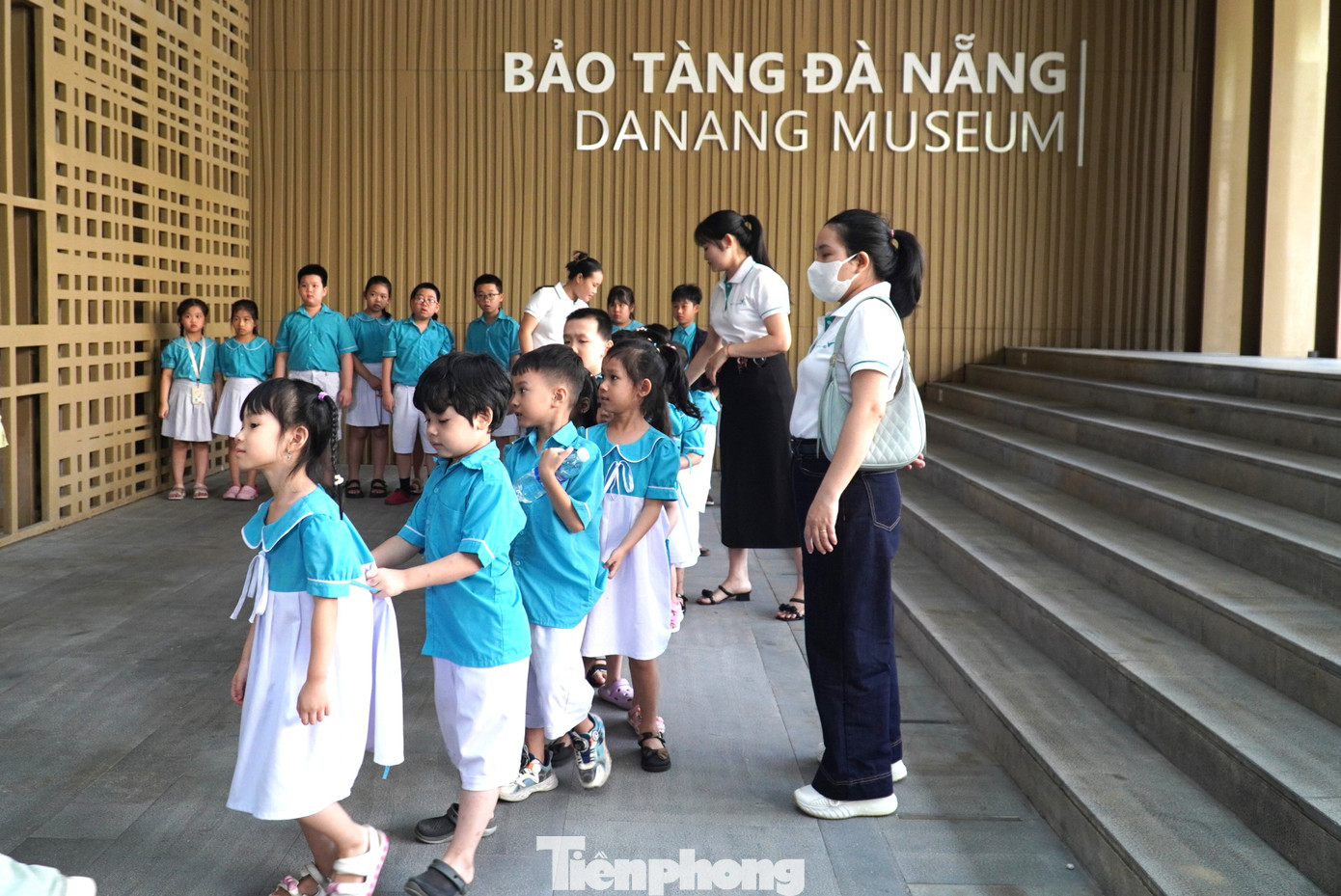 Cô Hoài Nghi (Trường TH, THCS & THPT Sky-Line) cho hay nhà trường đưa các em đến bảo tàng với mong muốn các em hiểu biết, nâng cao kiến thức về lịch sử, văn hóa, sự phát triển của đất nước cũng như thành phố Đà Nẵng nói riêng. Theo cô, đây là cách học lịch sử trực quan sinh động, hữu ích vì nhờ ấn tượng mạnh và khả năng tương tác mà các em có thể nhớ lâu hơn từng dấu mốc, sự kiện. Cô Hoài Nghi (Trường TH, THCS & THPT Sky-Line) cho hay nhà trường đưa các em đến bảo tàng với mong muốn các em hiểu biết, nâng cao kiến thức về lịch sử, văn hóa, sự phát triển của đất nước cũng như thành phố Đà Nẵng nói riêng. Theo cô, đây là cách học lịch sử trực quan sinh động, hữu ích vì nhờ ấn tượng mạnh và khả năng tương tác mà các em có thể nhớ lâu hơn từng dấu mốc, sự kiện.