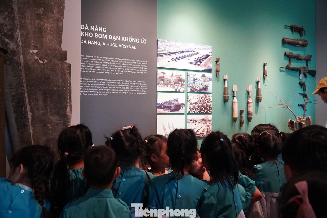 Các em nhỏ được tiếp cận gần hơn với lịch sử, hiểu biết thêm về một thời đạn bom của đất nước. Các em nhỏ được tiếp cận gần hơn với lịch sử, hiểu biết thêm về một thời đạn bom của đất nước.