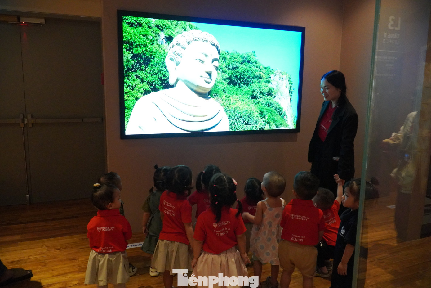 Ông Huỳnh Đình Quốc Thiện - Giám đốc Bảo tàng Đà Nẵng - bày tỏ vui mừng vì mỗi ngày có hàng ngàn lượt người dân, du khách đến bảo tàng. Trong đó phần lớn là thế hệ trẻ. "Có nhiều bạn trẻ đi tới hai, ba lần vì chưa xem hết các không gian, hiện vật trưng bày. Điều đó chứng tỏ các em không hề quay lưng với lịch sử", ông xúc động. Ông Huỳnh Đình Quốc Thiện - Giám đốc Bảo tàng Đà Nẵng - bày tỏ vui mừng vì mỗi ngày có hàng ngàn lượt người dân, du khách đến bảo tàng. Trong đó phần lớn là thế hệ trẻ. "Có nhiều bạn trẻ đi tới hai, ba lần vì chưa xem hết các không gian, hiện vật trưng bày. Điều đó chứng tỏ các em không hề quay lưng với lịch sử", ông xúc động.