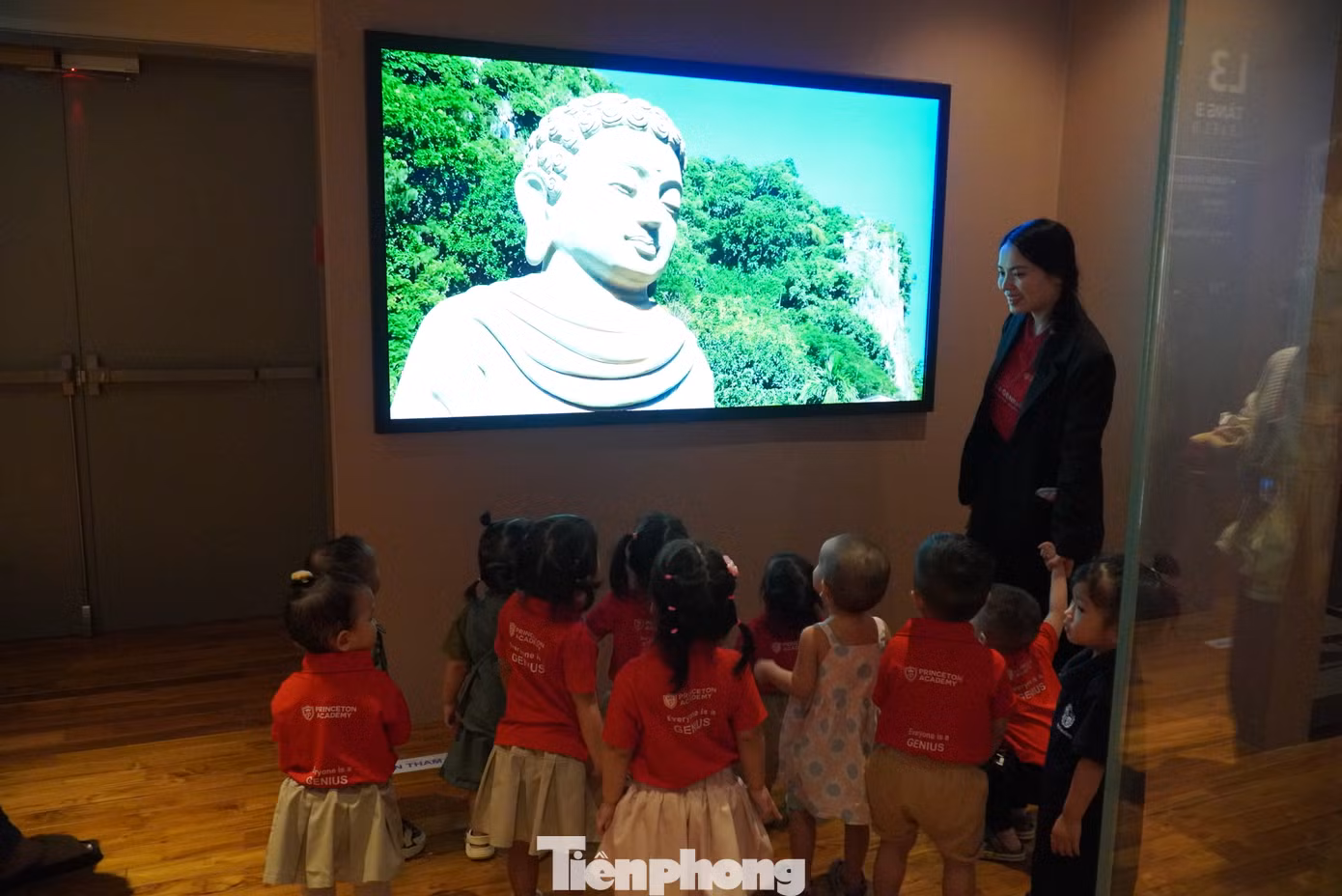 Ông Huỳnh Đình Quốc Thiện - Giám đốc Bảo tàng Đà Nẵng - bày tỏ vui mừng vì mỗi ngày có hàng ngàn lượt người dân, du khách đến bảo tàng. Trong đó phần lớn là thế hệ trẻ. "Có nhiều bạn trẻ đi tới hai, ba lần vì chưa xem hết các không gian, hiện vật trưng bày. Điều đó chứng tỏ các em không hề quay lưng với lịch sử", ông xúc động.