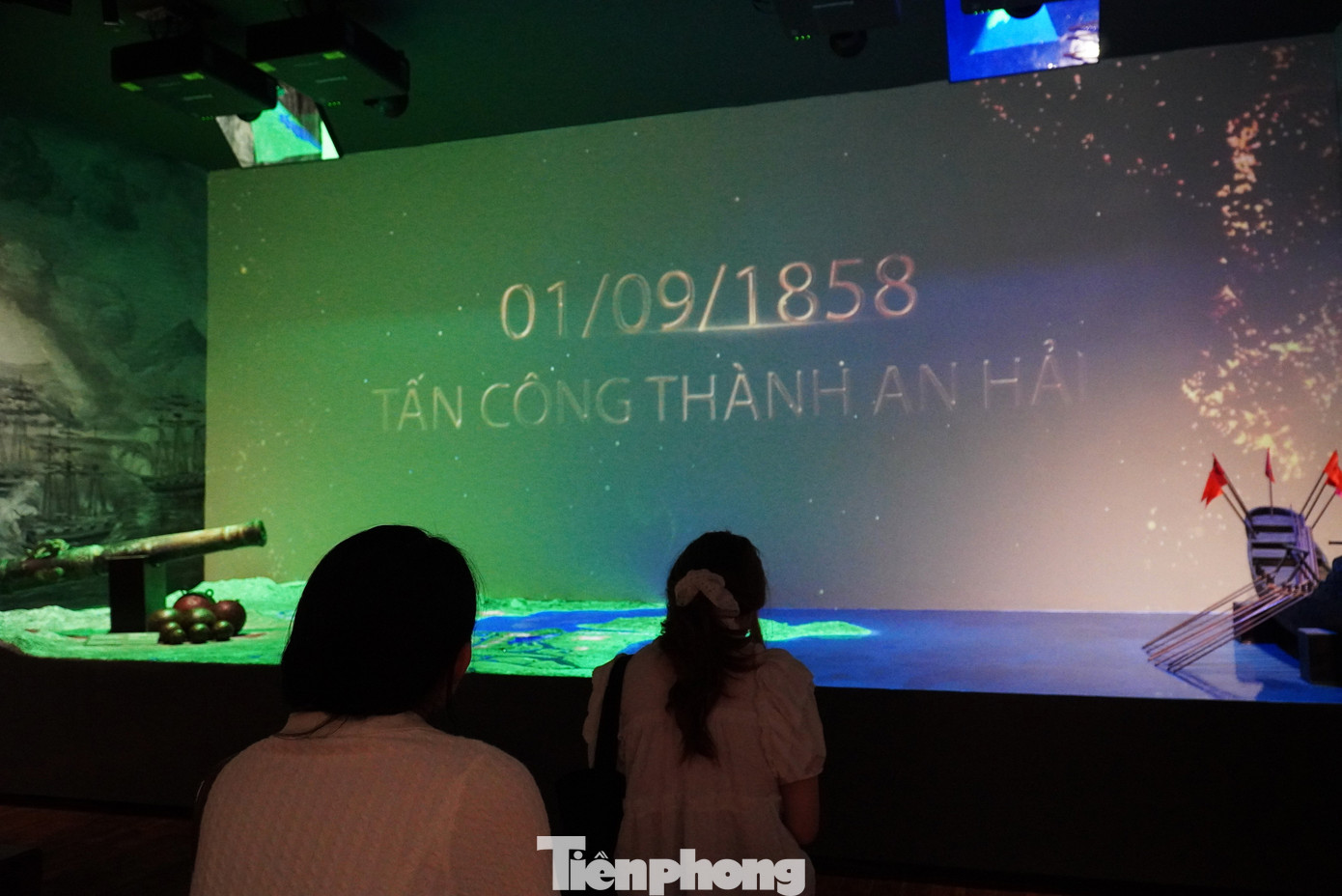 Những thước phim lịch sử được trình chiếu bằng công nghệ hiện đại thu hút học sinh sinh viên. Thu Trang (Đại học Bách khoa) chia sẻ rằng đã ngồi xem từ đầu đến cuối đoạn phim tái hiện lại cuộc chiến liên quân Pháp - Tây Ban Nha (1858-1860). Những thước phim lịch sử được trình chiếu bằng công nghệ hiện đại thu hút học sinh sinh viên. Thu Trang (Đại học Bách khoa) chia sẻ rằng đã ngồi xem từ đầu đến cuối đoạn phim tái hiện lại cuộc chiến liên quân Pháp - Tây Ban Nha (1858-1860).