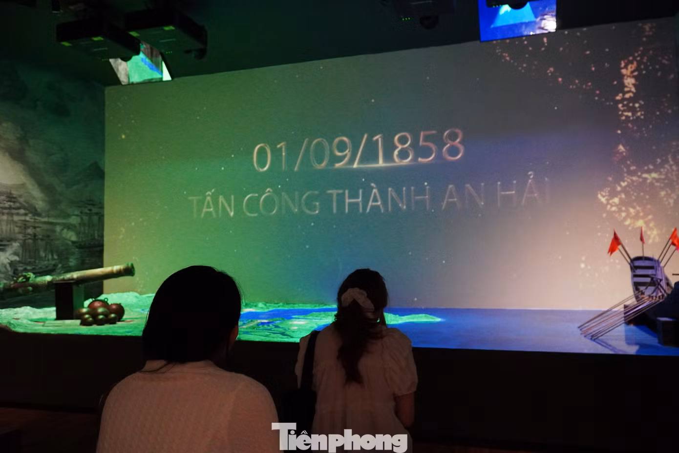 Những thước phim lịch sử được trình chiếu bằng công nghệ hiện đại thu hút học sinh sinh viên. Thu Trang (Đại học Bách khoa) chia sẻ rằng đã ngồi xem từ đầu đến cuối đoạn phim tái hiện lại cuộc chiến liên quân Pháp - Tây Ban Nha (1858-1860).