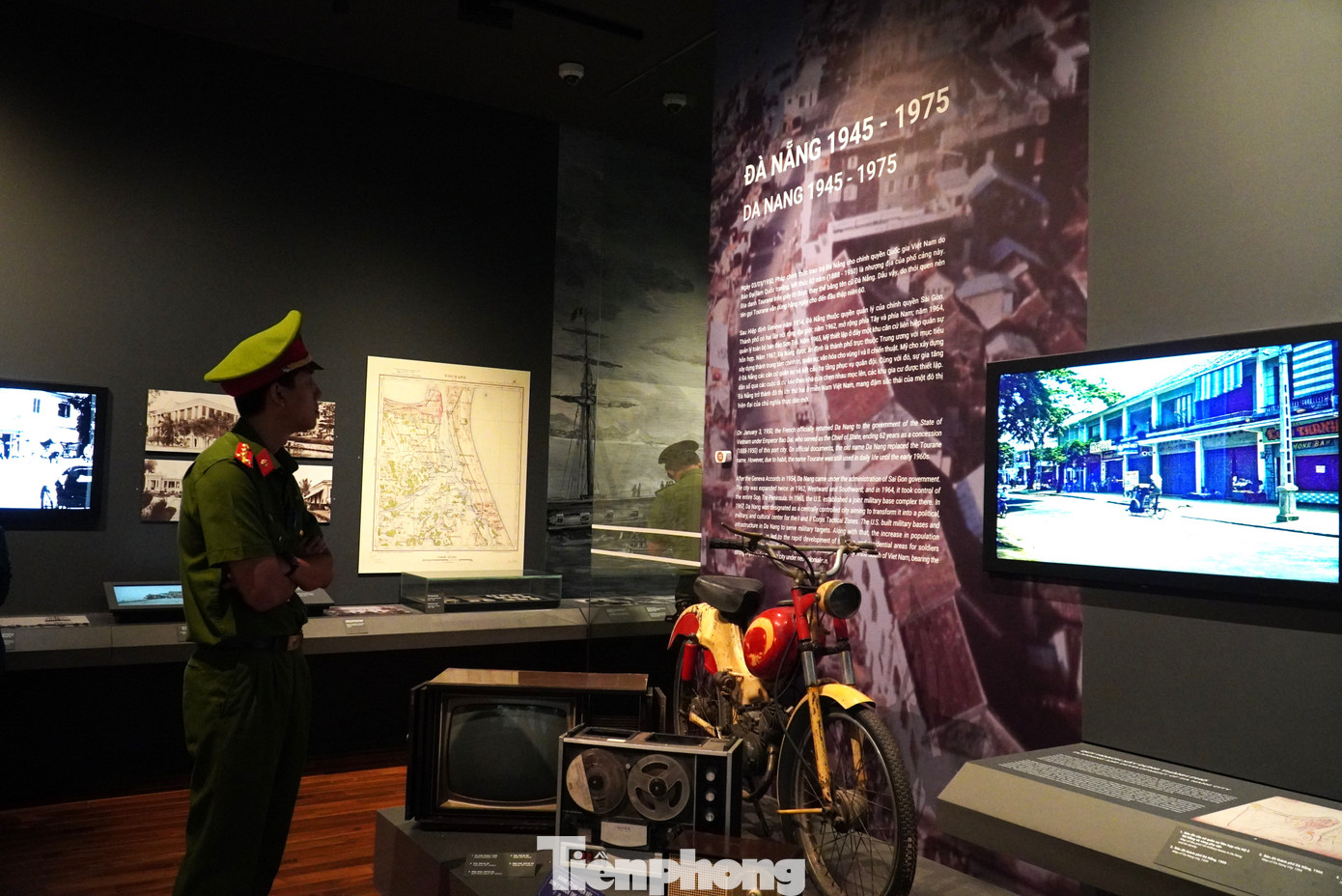 Một góc trưng bày Đà Nẵng giai đoạn từ 1945 đến ngày thống nhất đất nước. "Đây là dịp để ôn lại lịch sử đau thương mà hào hùng của dân tộc. Cha anh đã đổ máu xương để có được hoà bình hôm nay, thì thế hệ trẻ chúng em không được quên sự hy sinh đó, và phải học tập, nỗ lực làm việc để sau này đóng góp cho quê hương", Anh Thư (Đại học Duy Tân) nói. Một góc trưng bày Đà Nẵng giai đoạn từ 1945 đến ngày thống nhất đất nước. "Đây là dịp để ôn lại lịch sử đau thương mà hào hùng của dân tộc. Cha anh đã đổ máu xương để có được hoà bình hôm nay, thì thế hệ trẻ chúng em không được quên sự hy sinh đó, và phải học tập, nỗ lực làm việc để sau này đóng góp cho quê hương", Anh Thư (Đại học Duy Tân) nói.