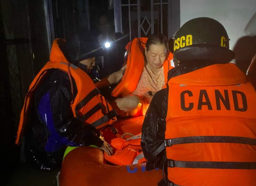 Lực lượng chức năng đưa người dân ở vùng ngập trên đường Mẹ Suốt đến nơi an toàn. Lực lượng chức năng đưa người dân ở vùng ngập trên đường Mẹ Suốt đến nơi an toàn.