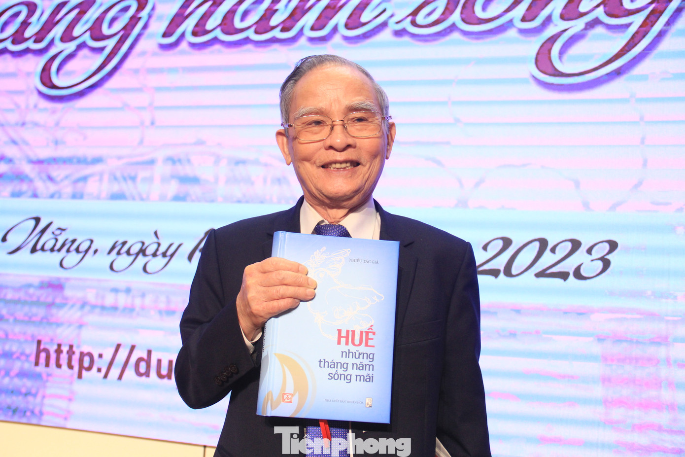 Cuốn sách như tập hồi ký dày gần 800 trang.