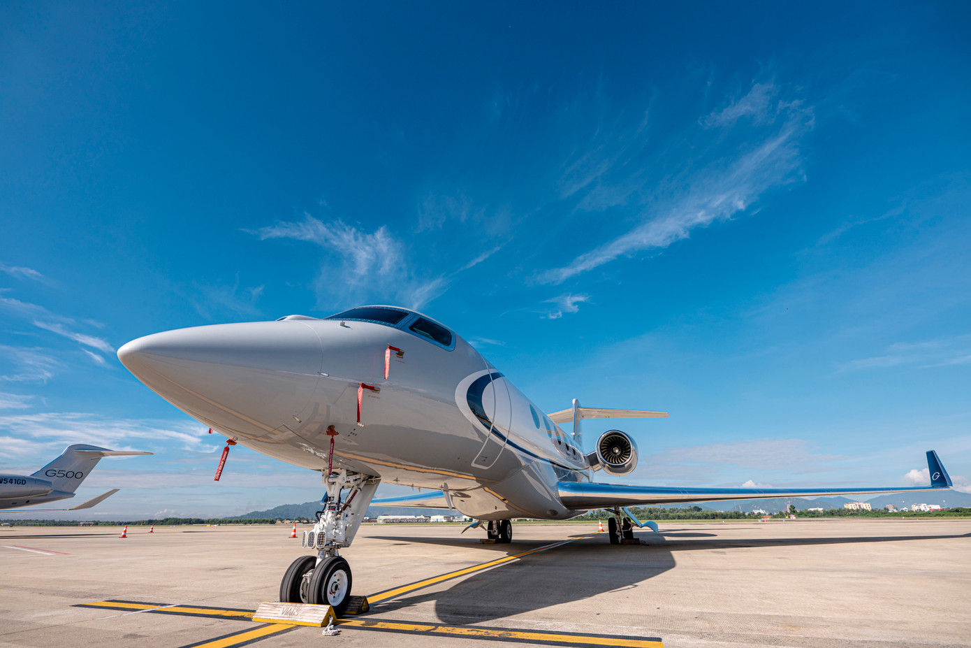 Loạt máy bay và các tỷ phú trên khắp thế giới đến Đà Nẵng khẳng định Việt Nam là một điểm đến hấp dẫn của giới siêu giàu. Trong những năm gần đây, Việt Nam đã liên tục đón các tỷ phú hàng đầu thế giới như Bill Gates, Tim Cook, Jensen Huang… Riêng Đà Nẵng nổi danh là điểm đến tổ chức lễ cưới của giới siêu giàu.