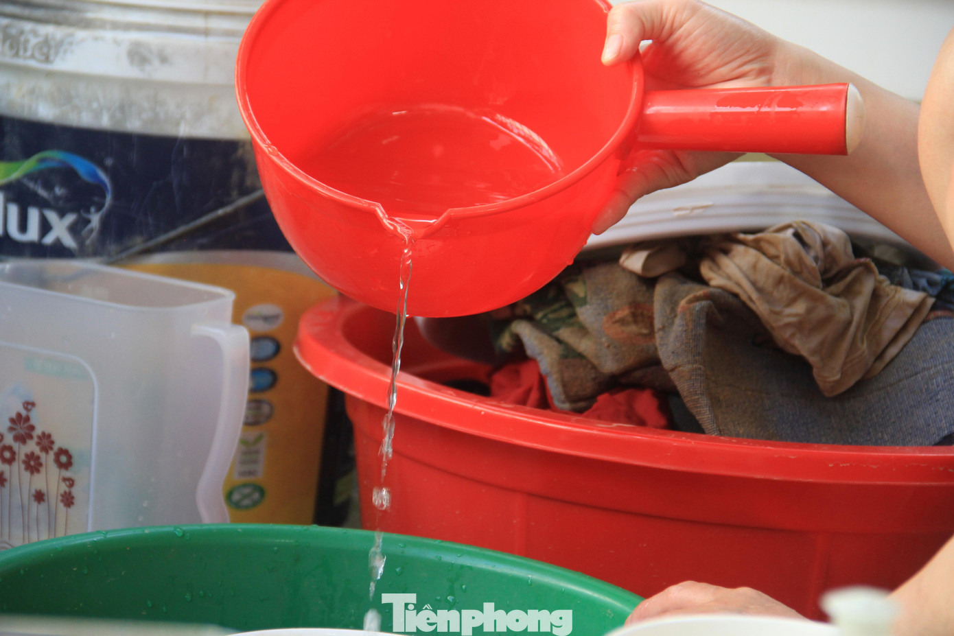 Tại khu vực đường Mẹ Suốt (quận Liên Chiểu), tới ngày hôm nay bà con vẫn chưa có nước dùng. Những ngày qua họ phải mua nước bình, hứng nước mưa… nhưng chẳng thấm vào đâu. Tại khu vực đường Mẹ Suốt (quận Liên Chiểu), tới ngày hôm nay bà con vẫn chưa có nước dùng. Những ngày qua họ phải mua nước bình, hứng nước mưa… nhưng chẳng thấm vào đâu.