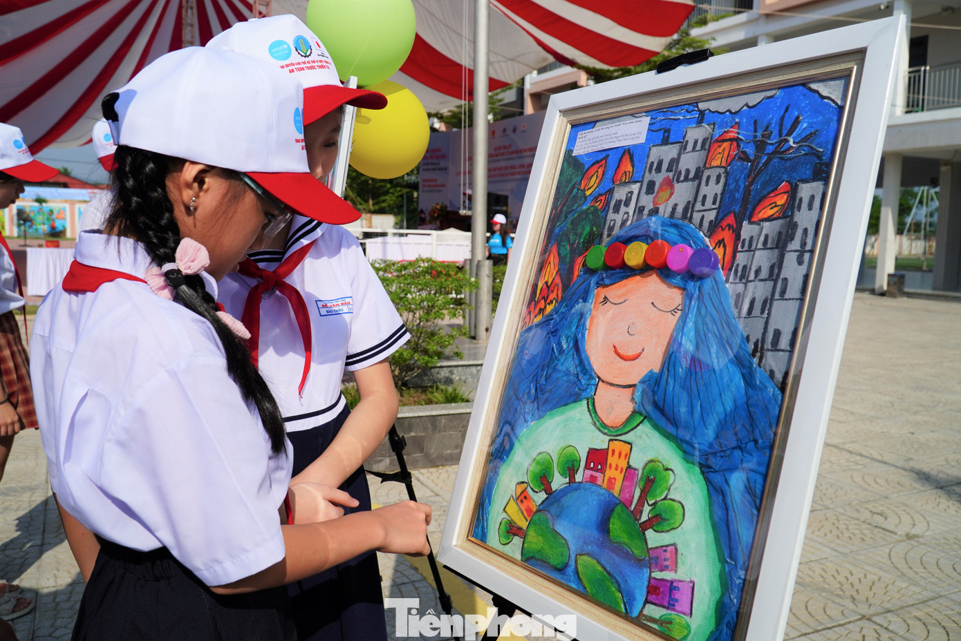 Triển lãm tranh “Góc nhìn trước thiên tai” của các em học sinh Đà Nẵng. Triển lãm tranh “Góc nhìn trước thiên tai” của các em học sinh Đà Nẵng.