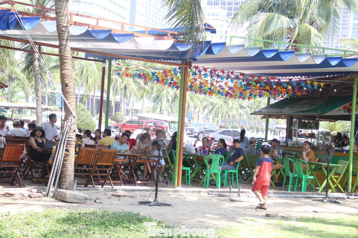 Quán xá bên bờ biển kín người. Ảnh: Thanh Trần.