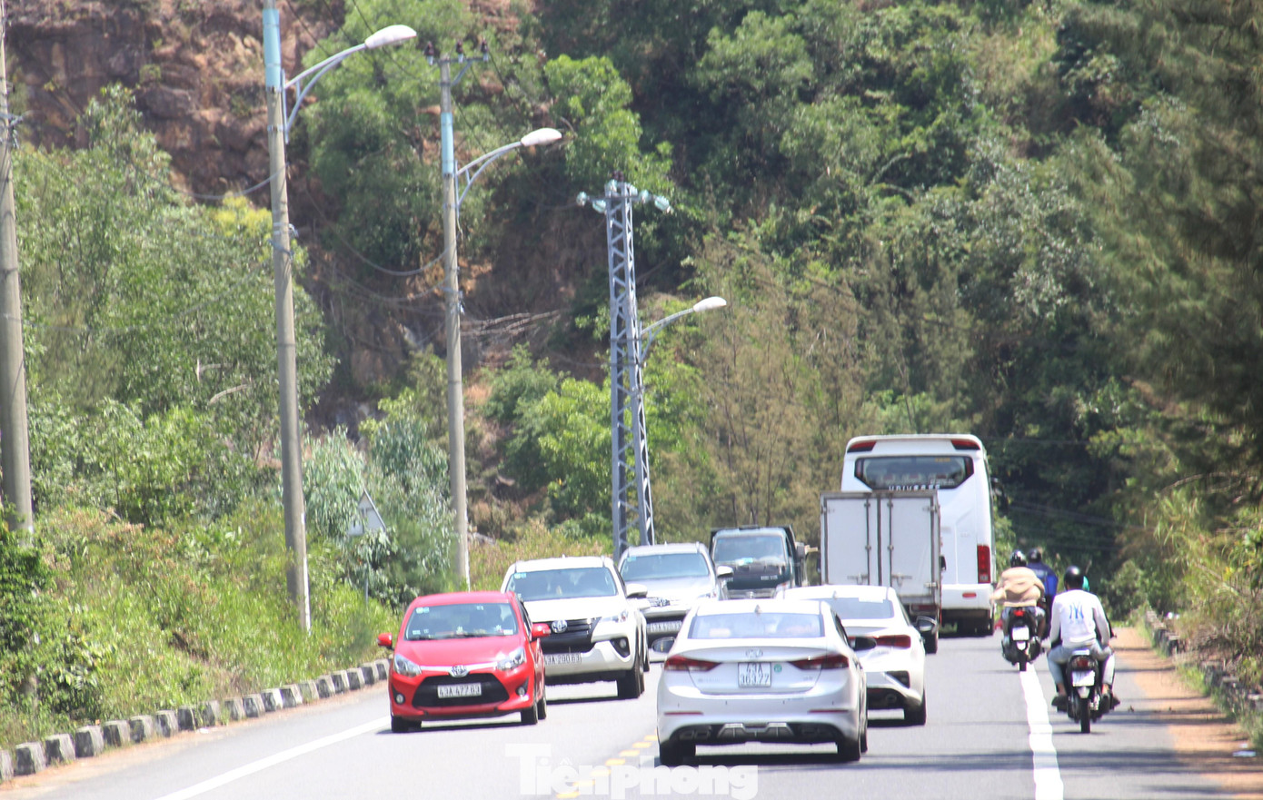 Đường lên bán đảo Sơn Trà tấp nập. Ảnh: Thanh Trần.