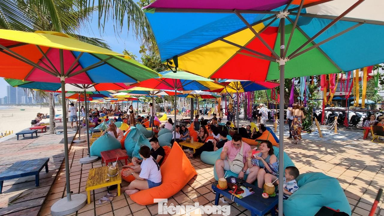 Biển Đà Nẵng đầy sắc màu thu hút người dân và du khách... Ảnh: Thanh Trần.