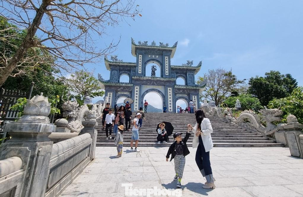 Du khách lên chùa Linh Ứng trong ngày lễ. Ảnh: Thanh Trần.