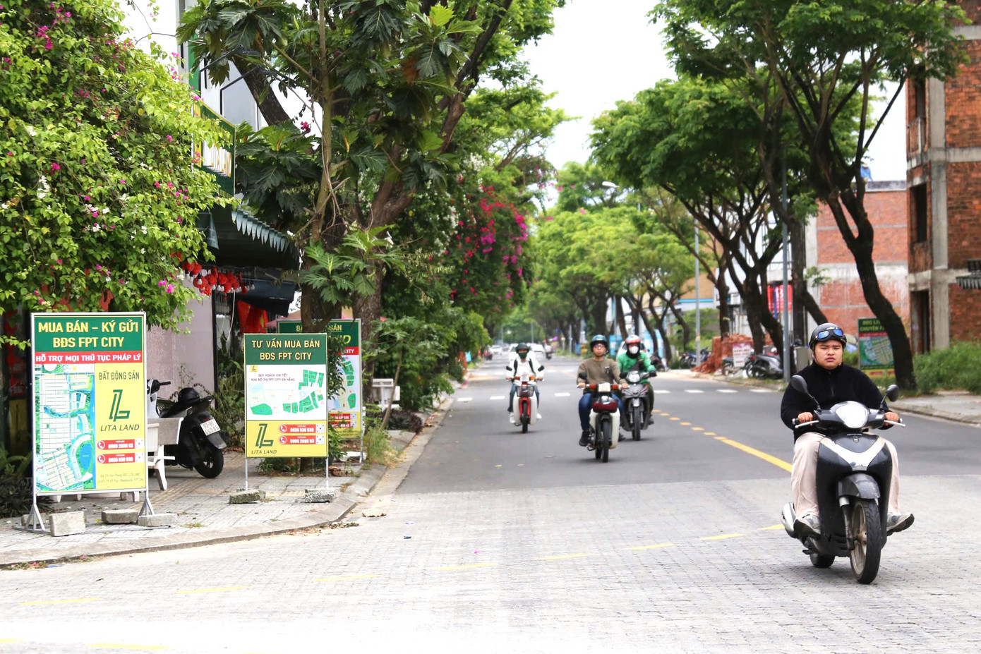 Như Tiền Phong đã phản ánh, sau khi có chủ trương sáp nhập, người dân đổ xô tìm mua đất vùng giáp ranh giữa Đà Nẵng - Quảng Nam. Giá đất cũng tăng chóng mặt. Như Tiền Phong đã phản ánh, sau khi có chủ trương sáp nhập, người dân đổ xô tìm mua đất vùng giáp ranh giữa Đà Nẵng - Quảng Nam. Giá đất cũng tăng chóng mặt.