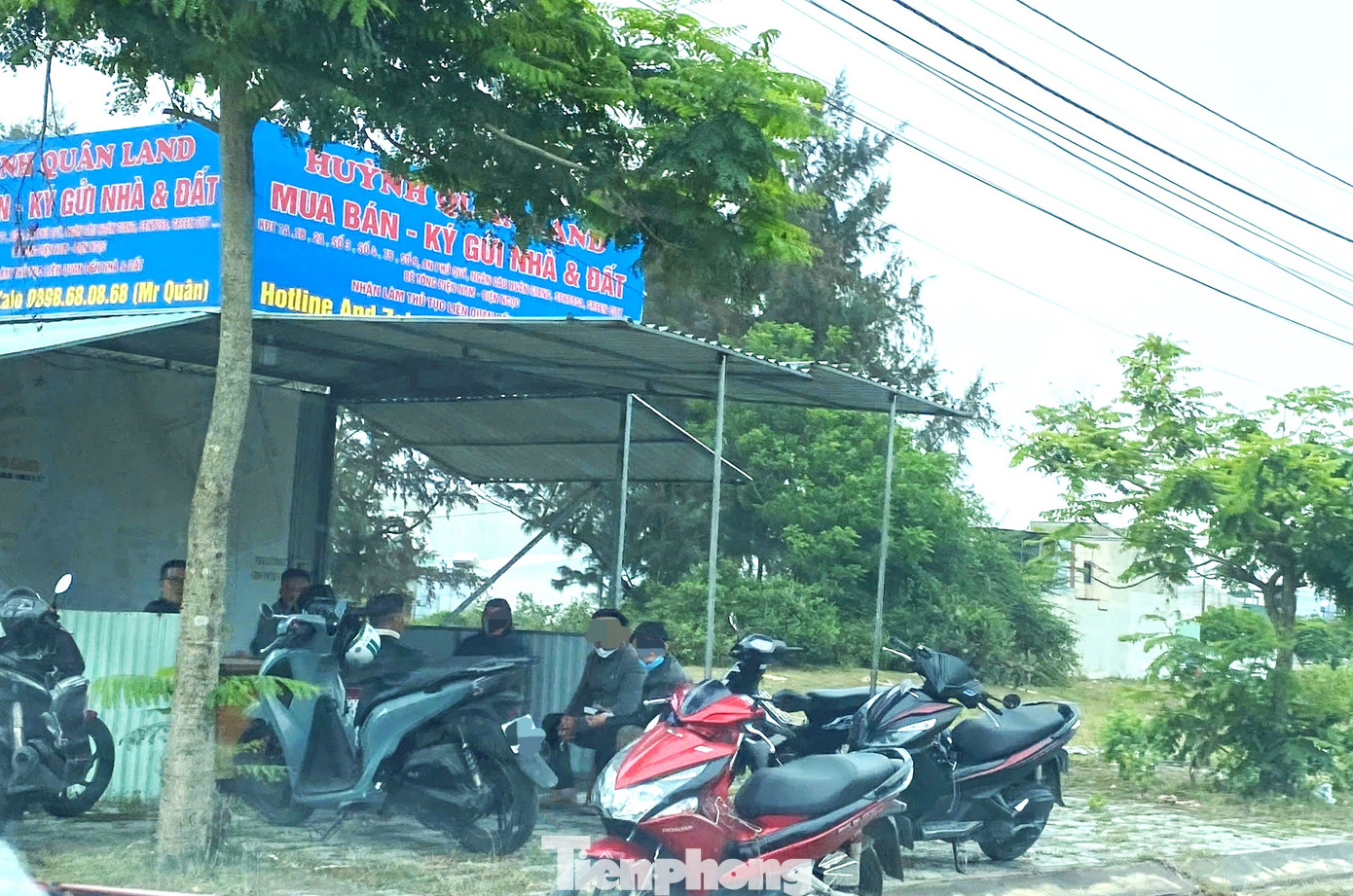 &quot;Cò đất&quot; săn đón khách hàng tại phường Điện Ngọc sau khi có chủ trương sáp nhập.