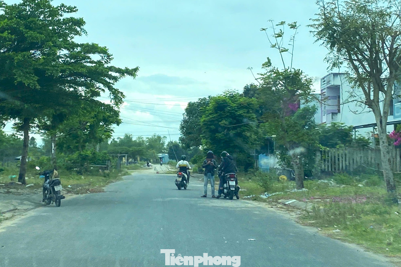 &quot;Cò đất&quot; săn đón khách hàng tại phường Điện Ngọc sau khi có chủ trương sáp nhập.