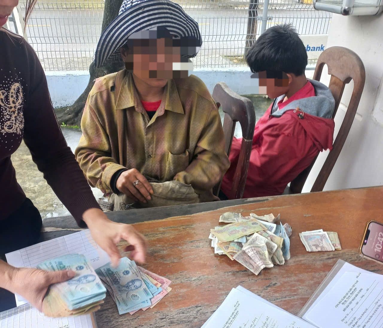 Nhiều trường hợp dẫn theo trẻ em để xin ăn biến tướng, bán hàng rong kiếm được số tiền khá lớn.