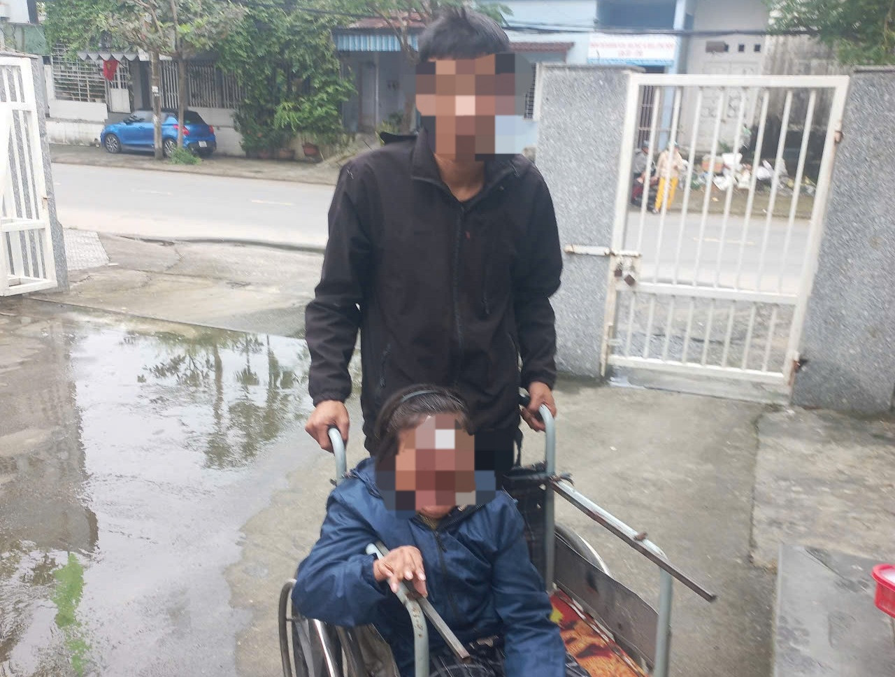 Người đàn ông đẩy theo cụ bà xin ăn biến tướng ở chợ Cẩm Lệ.