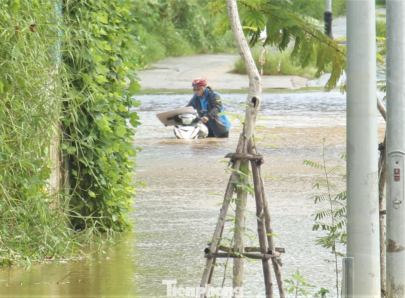 Một người cố chấp qua đoạn ngập đã được cảnh báo. Đi được một đoạn thì xe chết máy phải dắt ngược trở lại.