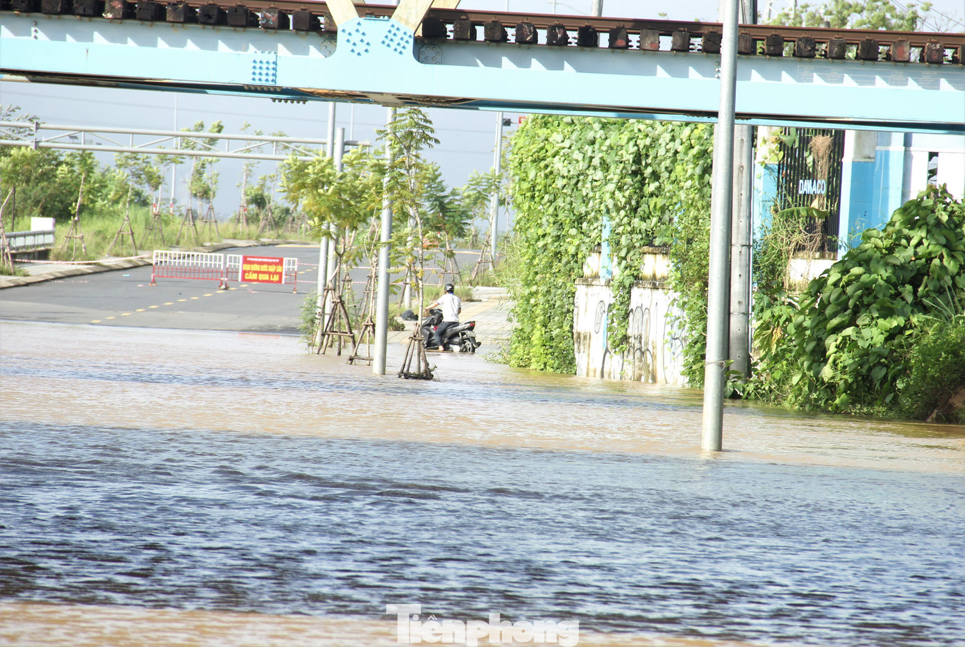 Xe cộ quay đầu, không dám qua chỗ hiểm.