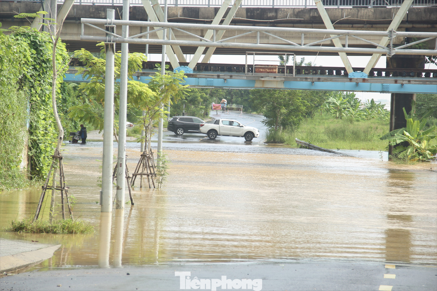 Xe cộ quay đầu, không dám qua chỗ hiểm.