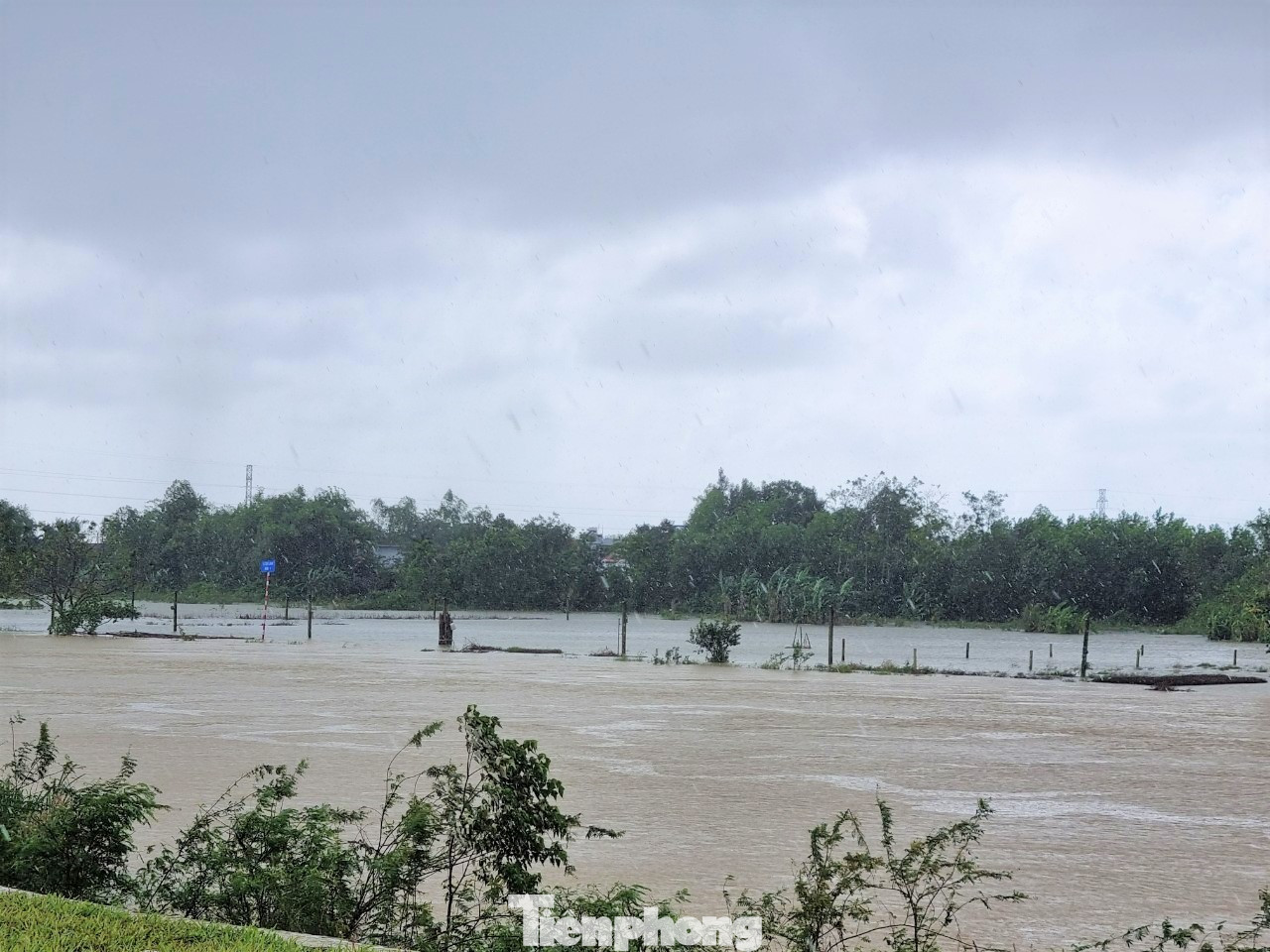 Các tuyến đường liên thôn ở huyện Hoà Vang chìm trong nước. Theo Đài Khí tượng thuỷ văn Trung Trung Bộ, từ 15-17/11, trên sông Vu Gia (Quảng Nam) và các sông thuộc TP Đà Nẵng có khả năng xuất hiện một đợt lũ, đỉnh lũ trên mức báo động 1.