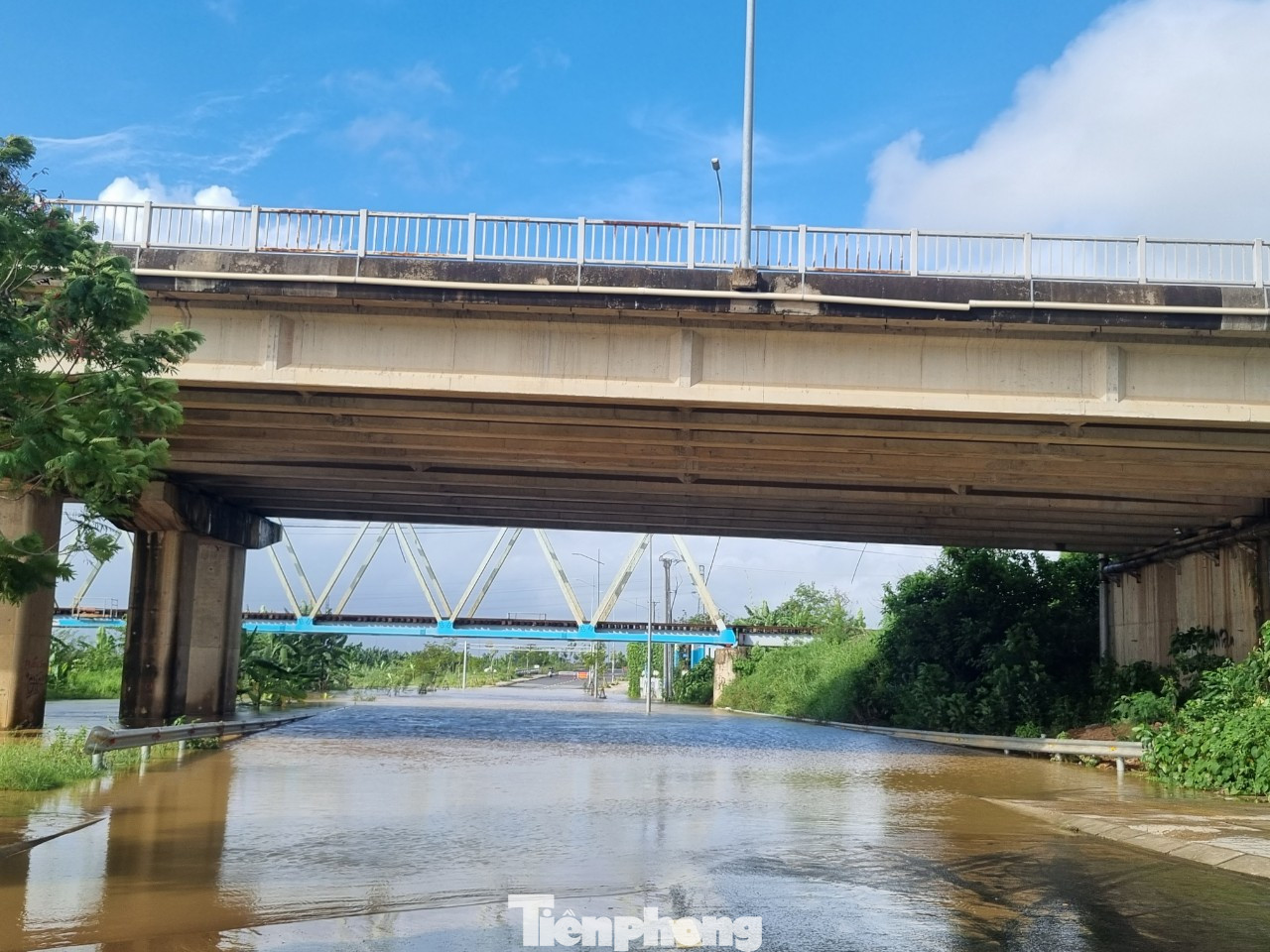 Tuyến đường dưới gầm cầu Đỏ (quận Cẩm Lệ) thường xuyên bị chia cắt mỗi khi mưa lớn. Tuyến đường dưới gầm cầu Đỏ (quận Cẩm Lệ) thường xuyên bị chia cắt mỗi khi mưa lớn.