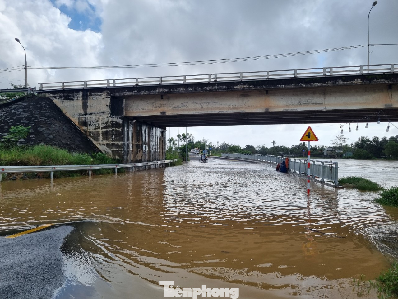 Xe cộ quay đầu, không dám qua chỗ hiểm.