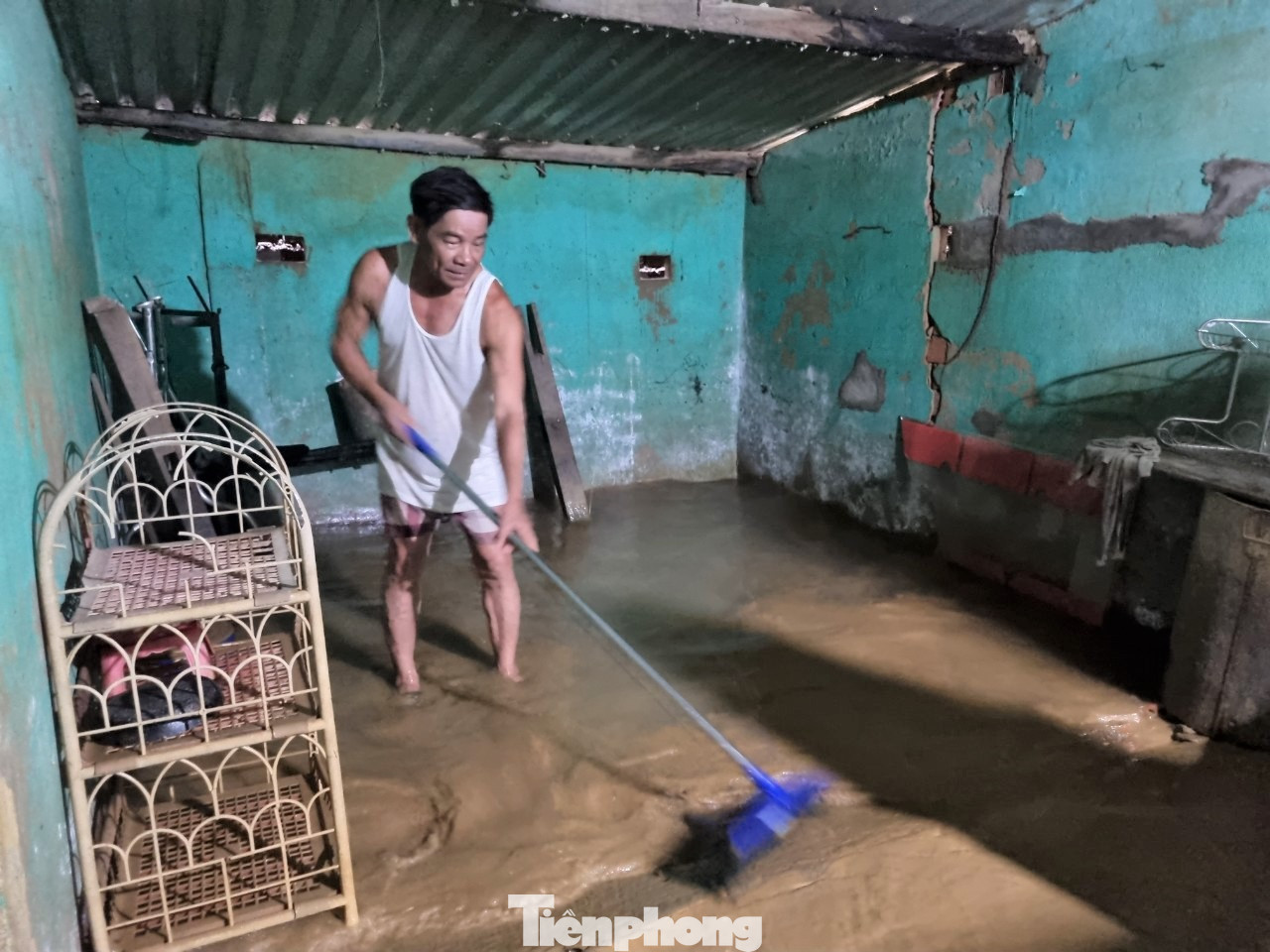 Tại thôn Thạch Nham Tây (xã Hoà Nhơn), nước tràn vào nhà từ cuối chiều, đến đêm bắt đầu dâng mạnh rồi ngâm đến sáng. Nhà ông Bùi Tấn Sỹ ngập hơn nửa mét, riêng phần cuối nhà ngập 1 m, đến sáng nay nước vẫn “ở lì” chưa chịu rút.