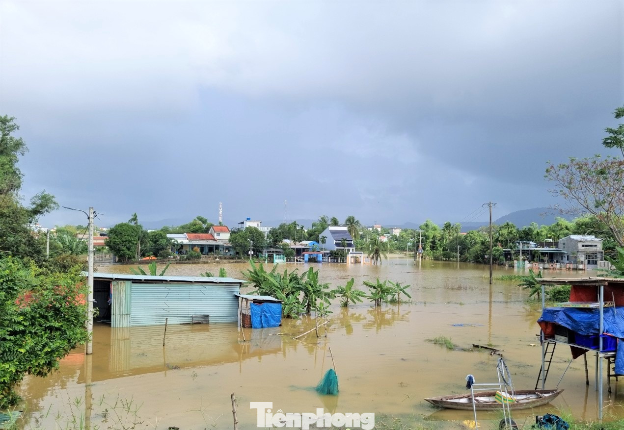 Từ đêm 14/11, mưa lớn cùng nước từ thượng nguồn đổ về khiến nước dâng cao, tấn công nhà dân ở Đà Nẵng. Đến sáng 15/11, trời nắng ráo nhưng nhà dân vẫn bị nước bủa vây tứ phía. (Ảnh: Thanh Trần).