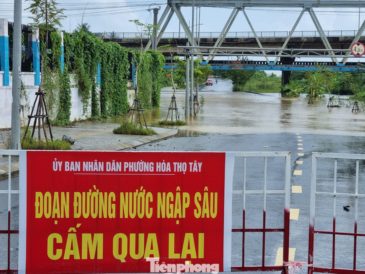 Trong khi đó, tuyến đường Thăng Long này một số đoạn vẫn bị chia cắt do nước ngập sâu. Lực lượng chức năng đã rào chắn, cắm bảng cảnh báo không được qua lại. Trong ảnh, đoạn đường dưới chân cầu Đỏ ngập từ đêm qua, tới trưa nay vẫn thất thủ.