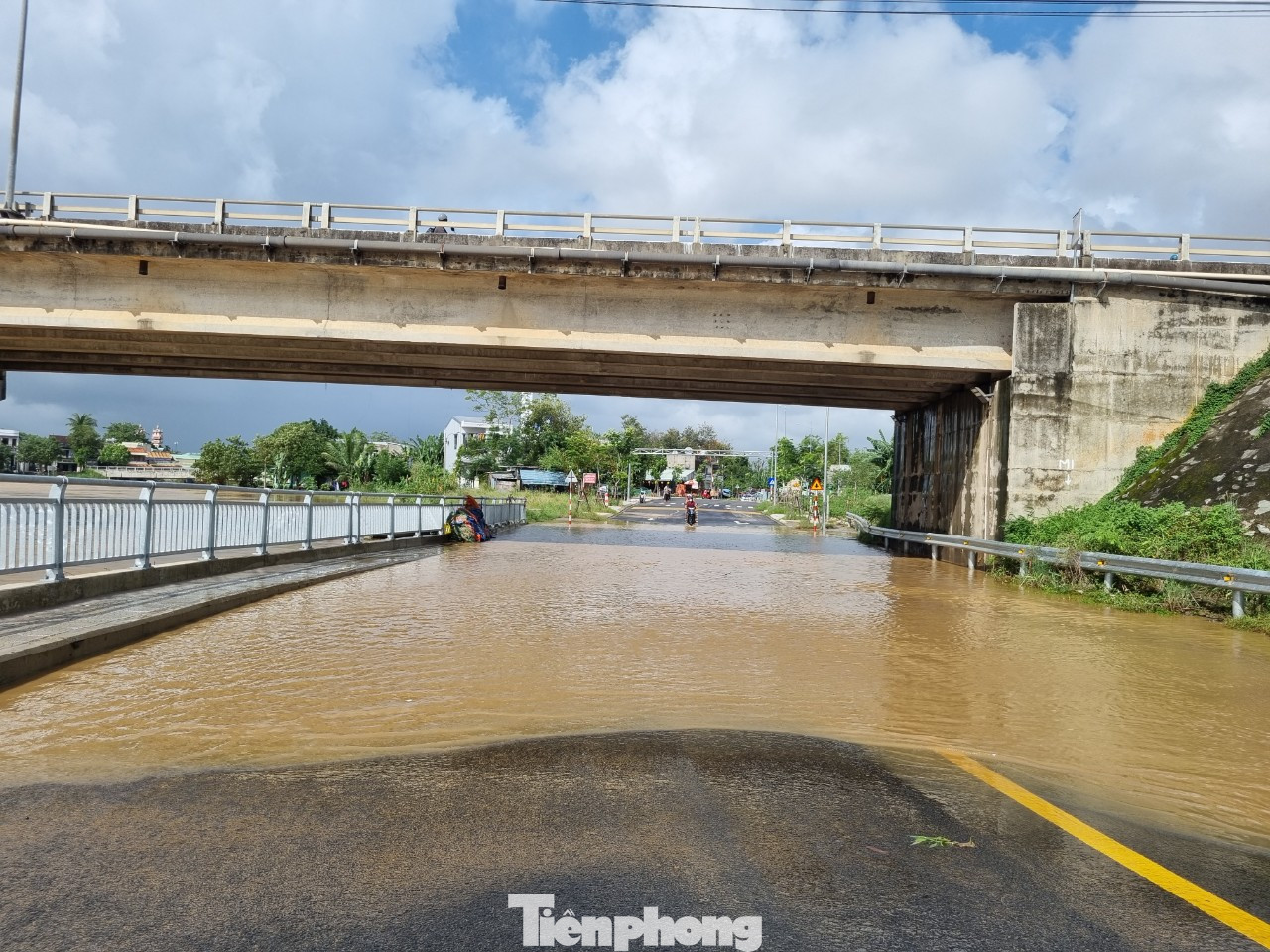 Xe cộ quay đầu, không dám qua chỗ hiểm.