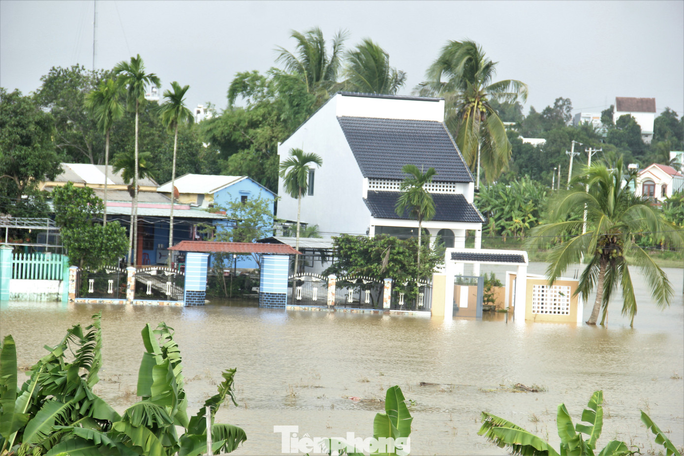 Theo ghi nhận, nhiều nhà dân ven tuyến đường Thăng Long nối dài hiện vẫn bị nước bủa vây. Bà con kê cao đồ đạc, tài sản, ai cũng lo lắng vì dự báo những ngày tới vẫn tiếp tục mưa.