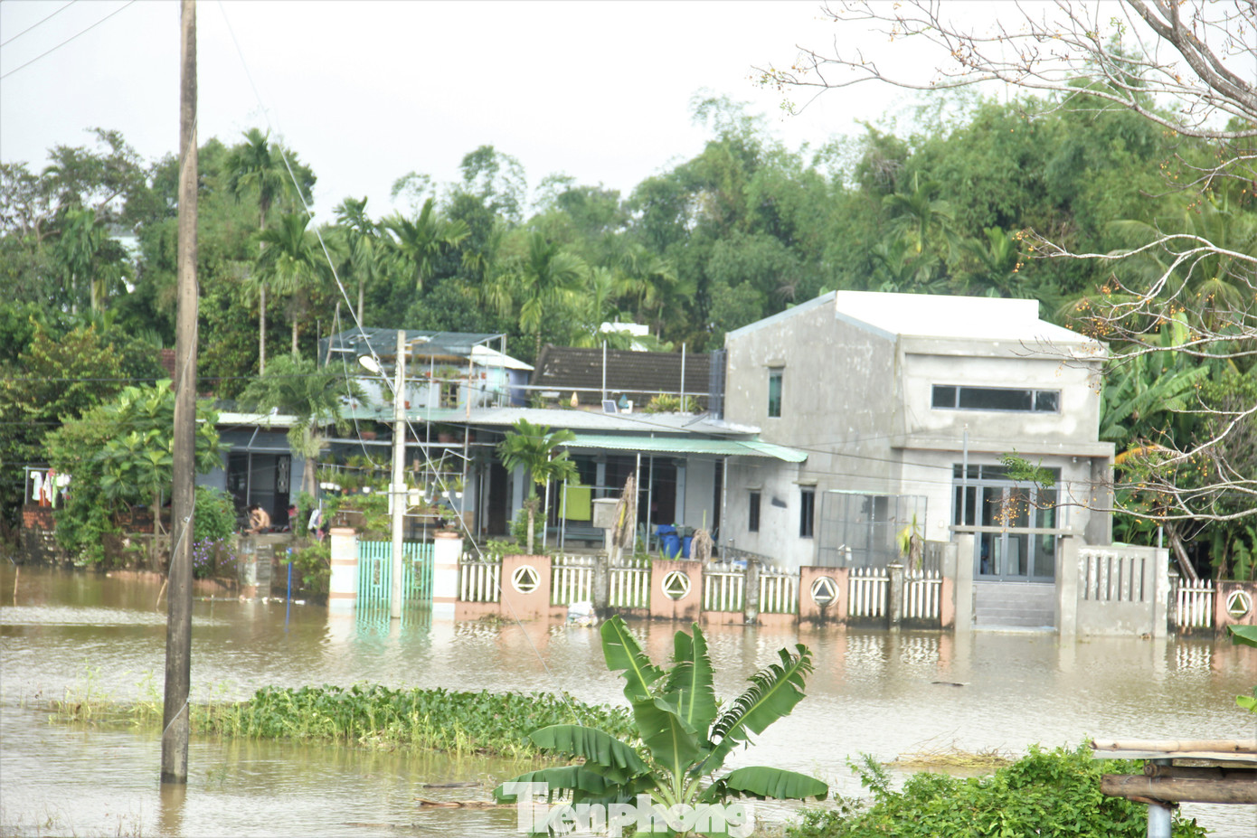 Theo ghi nhận, nhiều nhà dân ven tuyến đường Thăng Long nối dài hiện vẫn bị nước bủa vây. Bà con kê cao đồ đạc, tài sản, ai cũng lo lắng vì dự báo những ngày tới vẫn tiếp tục mưa.