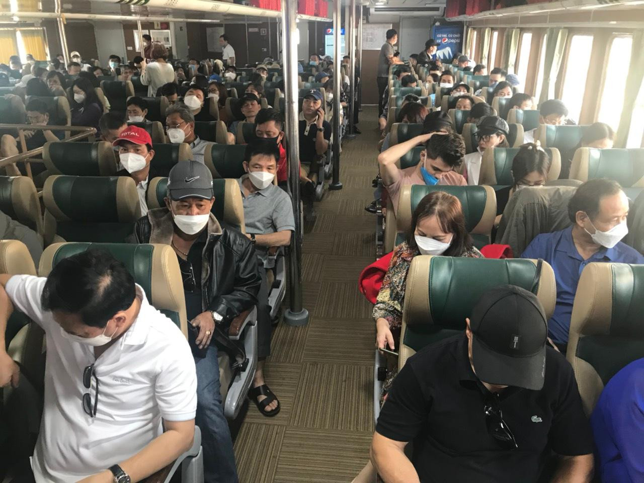 Chuyến đi "mở hàng" này có 372 hành khách. Anh Lưu Hoàng (quận Cẩm Lệ, Đà Nẵng) cho hay rất háo hức khi biết có chuyến tàu từ Đà Nẵng ra thẳng đảo Lý Sơn nên đã đăng ký đi ngày chuyến đầu tiên. "Mình đỡ mất thời gian, công sức di chuyển bằng xe vào Quảng Ngãi rồi đón tàu ra đảo, lại còn có thêm cơ hội ngắm nhìn tuyến biển từ Đà Nẵng đến Lý Sơn. Tôi cũng muốn thử sức đi tàu cao tốc này xem có bị say sóng như những tàu trước đây tôi từng đi hay không", anh chia sẻ.