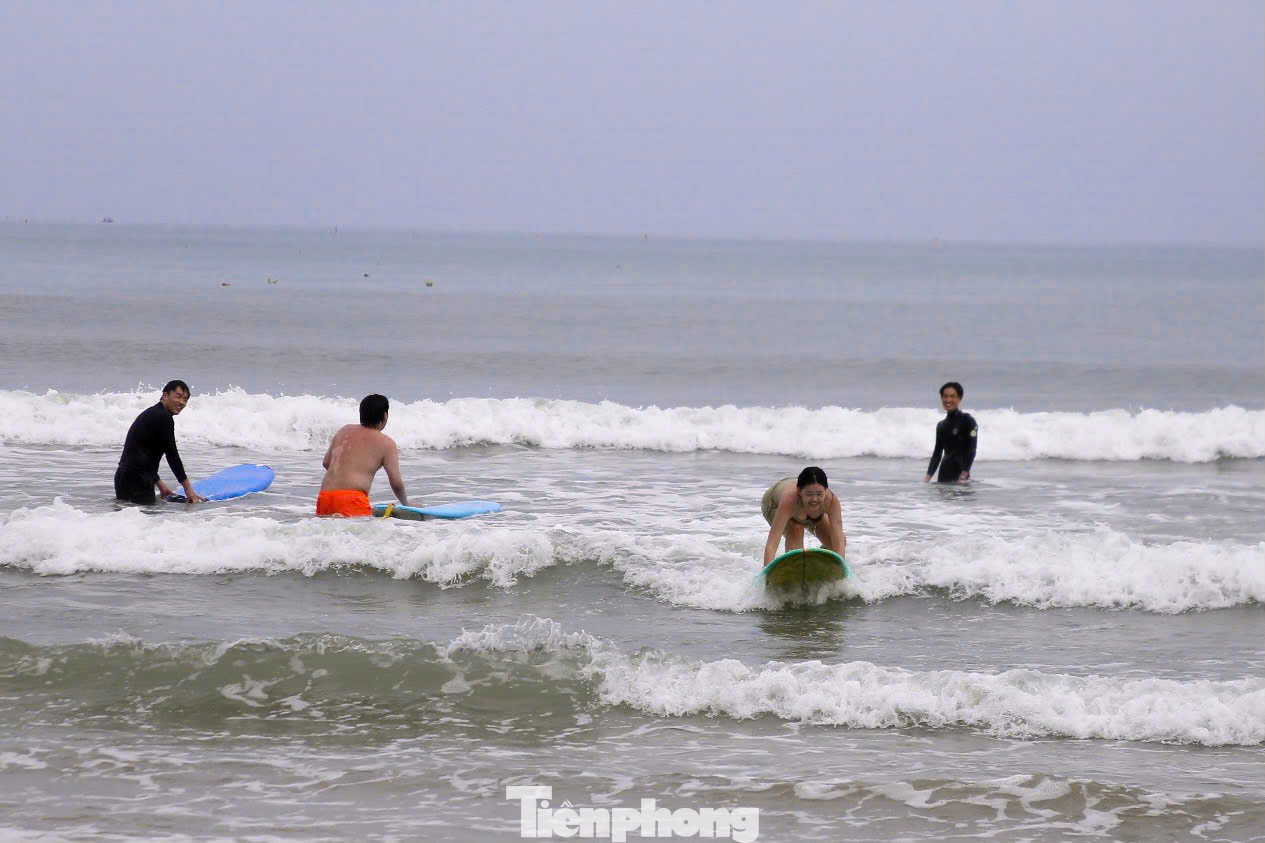 Những bóng hồng đạp sóng, góp phần khuấy động biển Đà Nẵng. Những bóng hồng đạp sóng, góp phần khuấy động biển Đà Nẵng.
