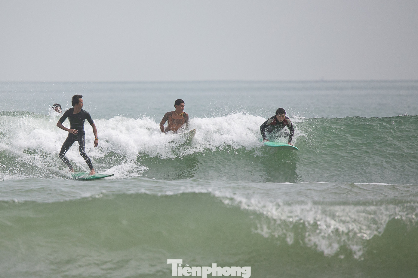 Những bóng hồng đạp sóng, góp phần khuấy động biển Đà Nẵng. Những bóng hồng đạp sóng, góp phần khuấy động biển Đà Nẵng.