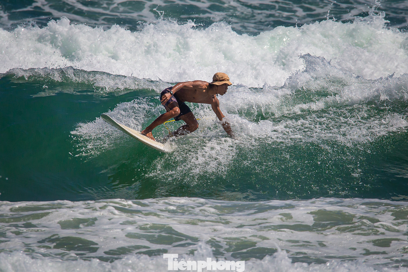 Từ sau dịch COVID-19, lướt sóng là môn thể thao sôi động diễn ra quanh năm trên biển Đà Nẵng. Không chỉ du khách quốc tế mà du khách trong nước và người dân Đà Nẵng cũng ưa chuộng trò chơi mạo hiểm này. Từ sau dịch COVID-19, lướt sóng là môn thể thao sôi động diễn ra quanh năm trên biển Đà Nẵng. Không chỉ du khách quốc tế mà du khách trong nước và người dân Đà Nẵng cũng ưa chuộng trò chơi mạo hiểm này.