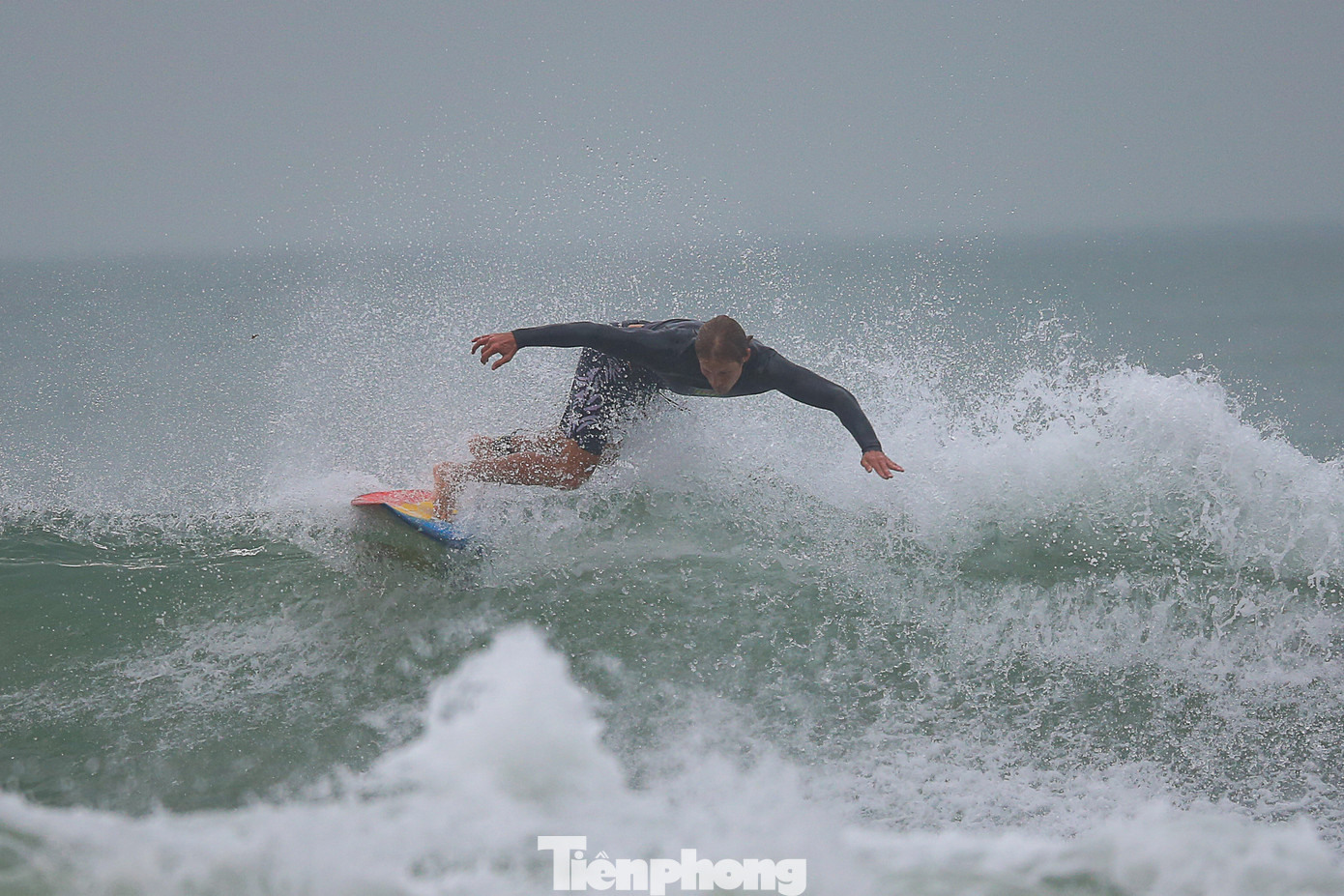 Người dân, du khách có thể chiêm ngưỡng những kỹ thuật lướt điêu luyện, những đường sóng rất "phiêu" mỗi ngày trên biển Đà Nẵng, đặc biệt là bãi biển Mỹ An. Người dân, du khách có thể chiêm ngưỡng những kỹ thuật lướt điêu luyện, những đường sóng rất "phiêu" mỗi ngày trên biển Đà Nẵng, đặc biệt là bãi biển Mỹ An.