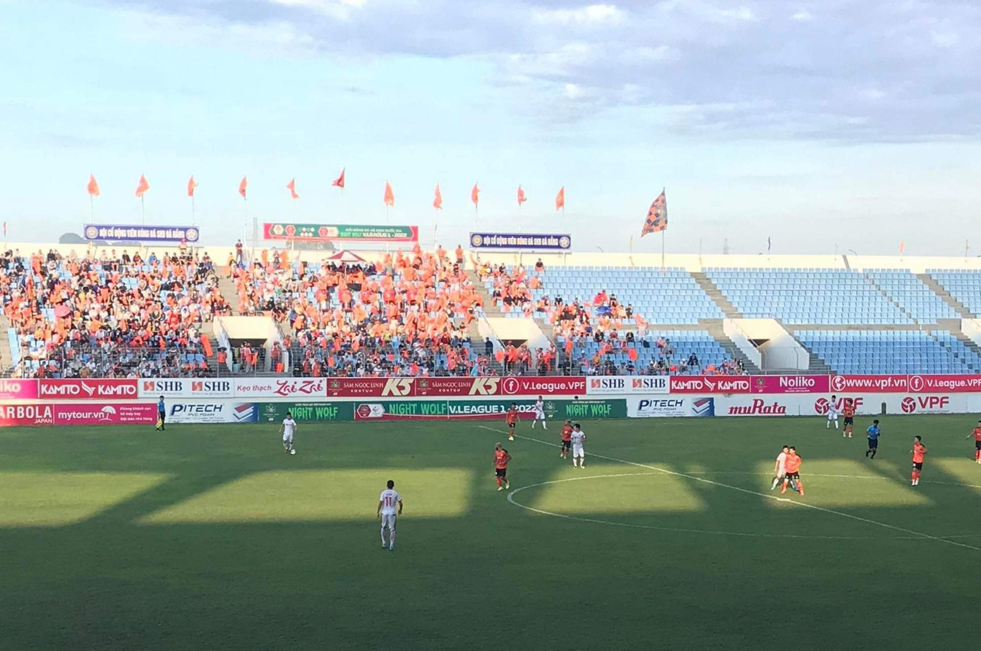 Đà Nẵng sẽ tìm giải pháp phù hợp để đào tạo lực lượng bóng đá trẻ kế cận và phát triển phong trào bóng đá thành phố. Trong ảnh: Một trận bóng trên sân vận động Hoà Xuân (Cẩm Lệ)