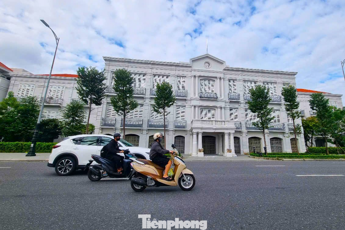 Tòa nhà 42 Bạch Đằng trước đây là Tòa Đốc Lý, Tòa Thị chính Đà Nẵng, được xây dựng từ thời Pháp thuộc, do kiến trúc sư người Pháp thiết kế theo phong cách tân cổ điển, đến nay đã 125 năm tuổi. Tòa nhà 42 Bạch Đằng trước đây là Tòa Đốc Lý, Tòa Thị chính Đà Nẵng, được xây dựng từ thời Pháp thuộc, do kiến trúc sư người Pháp thiết kế theo phong cách tân cổ điển, đến nay đã 125 năm tuổi.